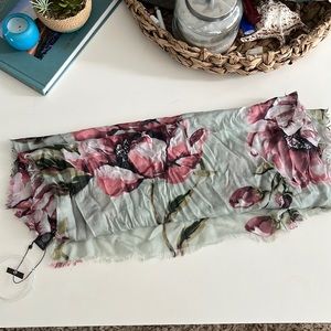 NWT VINCE CAMUTO SCARF!